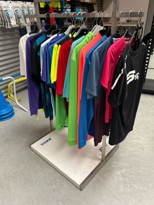 un présentoir de t-shirts dans un magasin