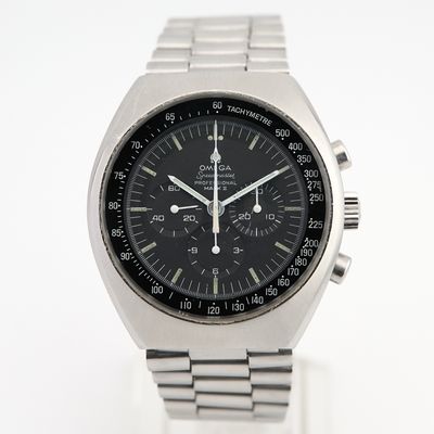 gros plan d'une montre sur une surface blanche