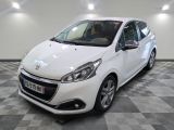la petite voiture blanche est garée dans le garage sur un sol en damier