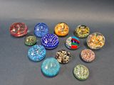une multitude de boutons en verre de différentes couleurs posés sur une table