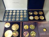 beaucoup de pièces d'or dans une boîte posée sur une table