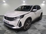 le SUV blanc est garé dans une pièce au sol en damier
