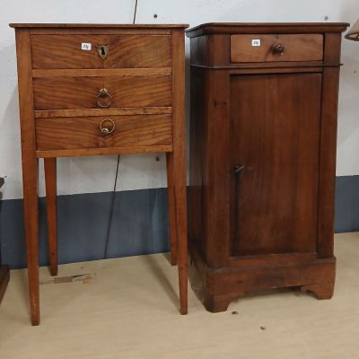 une paire de tables de chevet anciennes en bois, avec des tiroirs et une lampe