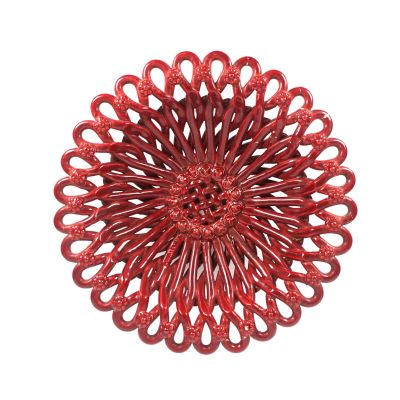 plaque décorative en métal rouge, ornée d'un motif circulaire au centre