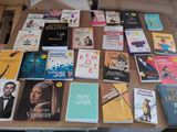 de nombreux livres posés sur une table dans une pièce