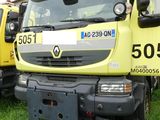 deux camions jaunes garés l'un à côté de l'autre sur l'herbe