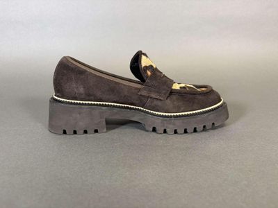Scolaro. Paire de mocassins en daim noir et peau façon léopa…