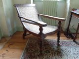 une chaise posée sur un tapis dans une pièce