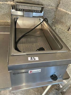 un gros plan d'une friteuse posée sur un plan de travail