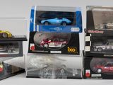 six modèles différents de voitures dans une vitrine