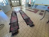 plusieurs morceaux de bois éparpillés sur le sol d'un immeuble