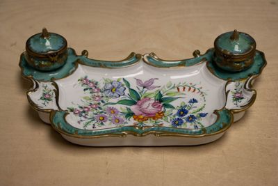 un petit plateau orné d'un motif floral, posé sur une table