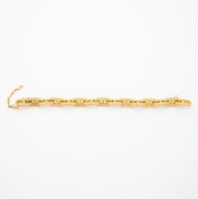 un bracelet en or surmonté d'une chaîne