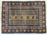 gros plan d'un tapis sur une surface blanche