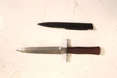 deux types de couteaux différents sur une surface blanche