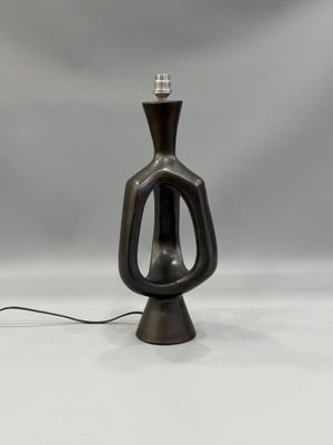 une lampe de table noire surmontée d'une ampoule blanche