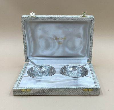 deux bols plaqués argent dans un coffret en argent muni d'un couvercle en argent