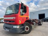 un camion rouge garé dans un parking