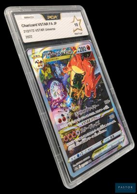 gros plan d'une carte pokemon dans un étui en plastique
