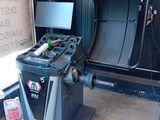 un poêle noir posé dans un garage, contre un mur
