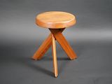 une image représentant un tabouret en bois à trois pieds sur fond gris