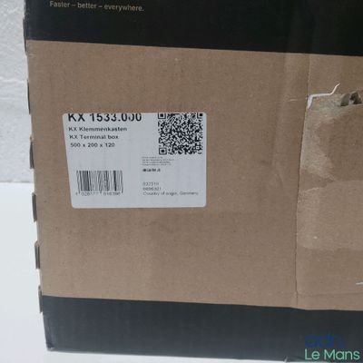 La boîte est ouverte et prête à être remplie avec le nouveau produit.