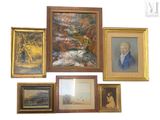 il y a beaucoup de photos accrochées au mur de cette pièce