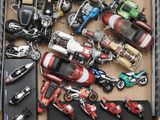 une boîte remplie de petites voitures et de motos