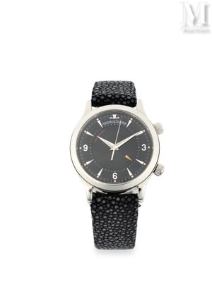 une image d'un gros plan d'une montre-bracelet sur un fond blanc