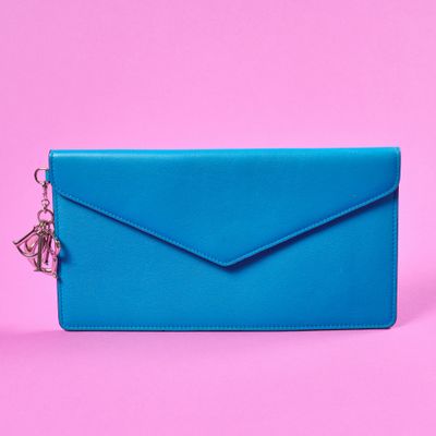 la pochette bleu clair est représentée sur un fond rose
