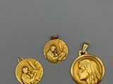 trois médailles d'or représentant la Vierge Marie et Jésus