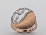 l'image d'une bague ornée de diamants