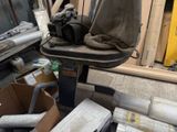 une chaise posée sur une pile de cartons