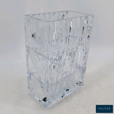 un vase en verre qui contient beaucoup de verre à l'intérieur
