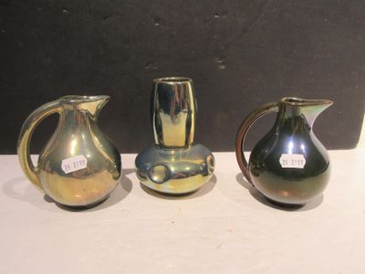 trois vases posés les uns à côté des autres sur une table