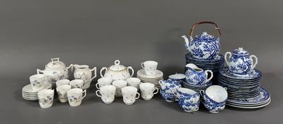 de nombreuses pièces de porcelaine bleue et blanche sur la table