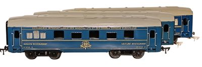 trois wagons bleus et blancs sur fond blanc