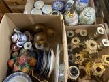 une boîte remplie d'objets hétéroclites posée sur le sol