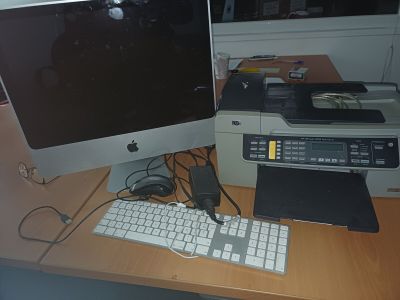 une photo d'un bureau d'ordinateur avec un clavier et un écran