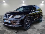 un SUV Nissan noir garé dans un garage au sol carrelé