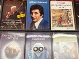 beaucoup de films sur la table ensemble