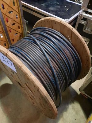 un enrouleur de câble en bois posé par terre