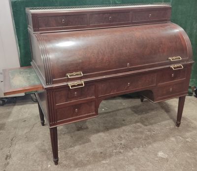 Bureau cylindre en acajou , ouvre à un cylindre découvrant h…