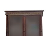 une vieille armoire en bois avec des portes vitrées et une poignée de porte