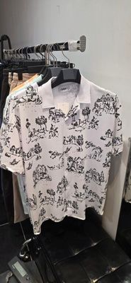 une chemise blanche ornée de motifs noirs et blancs