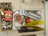 une boîte contenant divers objets, posée sur un sol carrelé