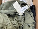 une boîte de vêtements posée sur le sol