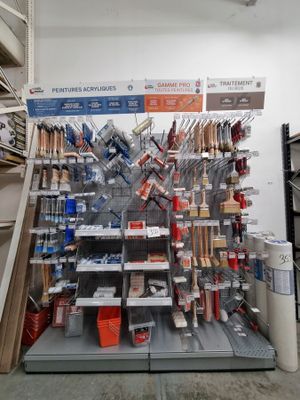 un grand présentoir d'outils accroché au mur d'un magasin
