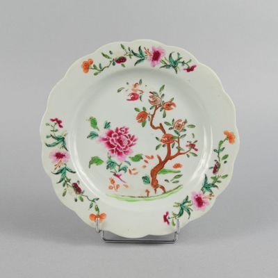 une image représentant une assiette sur laquelle sont peints des fleurs et des oiseaux