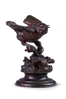 sculpture en bronze représentant un oiseau perché sur une branche d'arbre, posée sur un socle